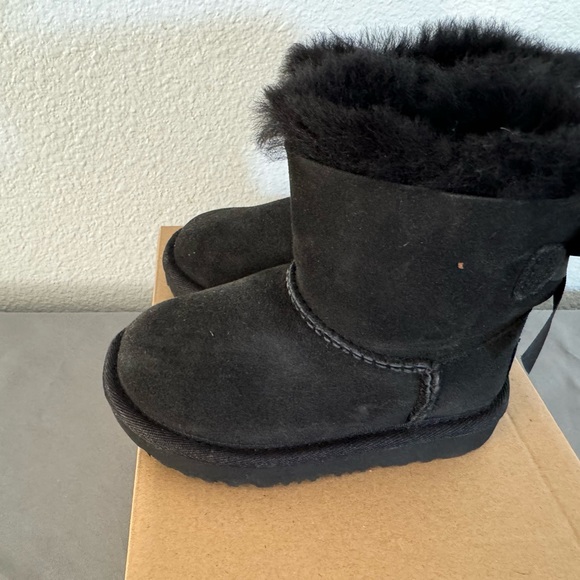 UGG boots toddler  size 7 - Picture 4 of 8